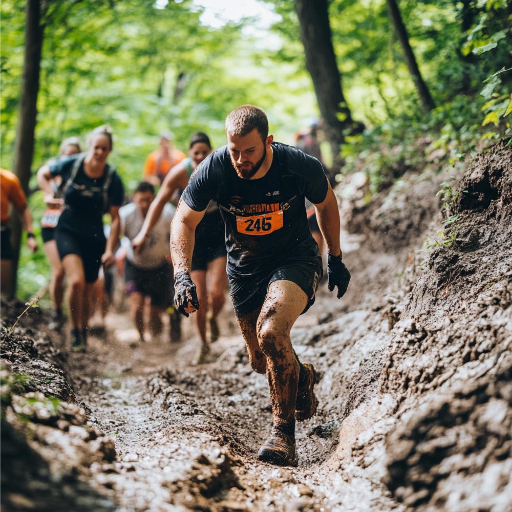 Coureurs sur un sentier boueux lors d'une course de trail